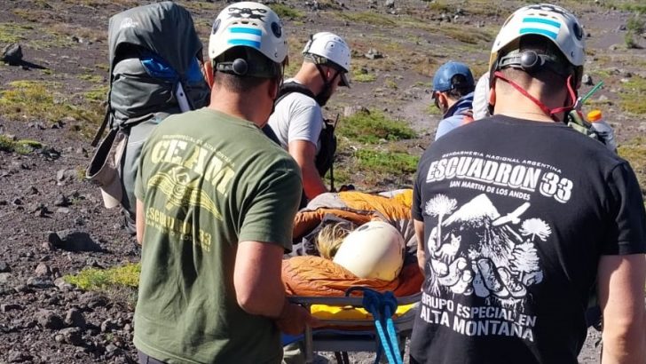 Rescataron a una mujer herida en el Volcán Lanín 