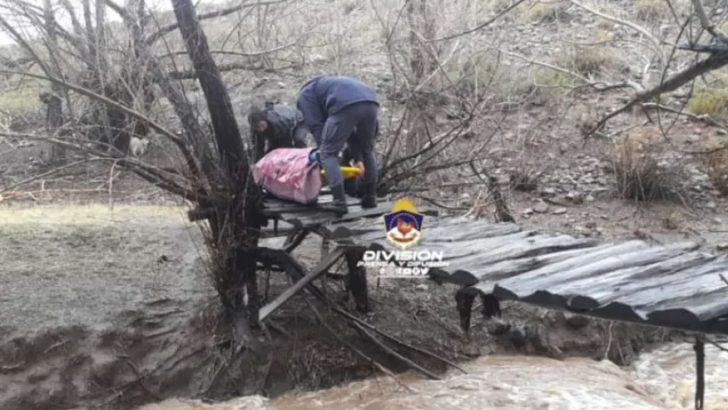 Rescates y evacuados por las crecidas de los ríos: alerta roja por lluvias en el norte de Neuquén