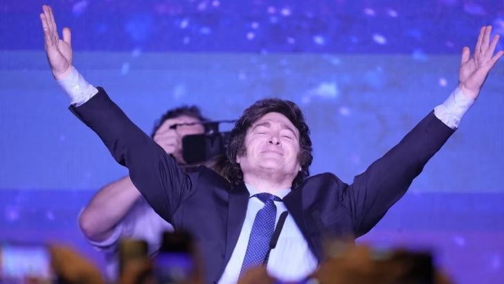 Sorprendente elección de Javier Milei: ganó las PASO con más del 30% de los votos; lo siguieron JxC y Unión por la Patria