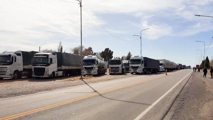 Comienzan a pasar a Chile los camiones varados en Las Lajas
