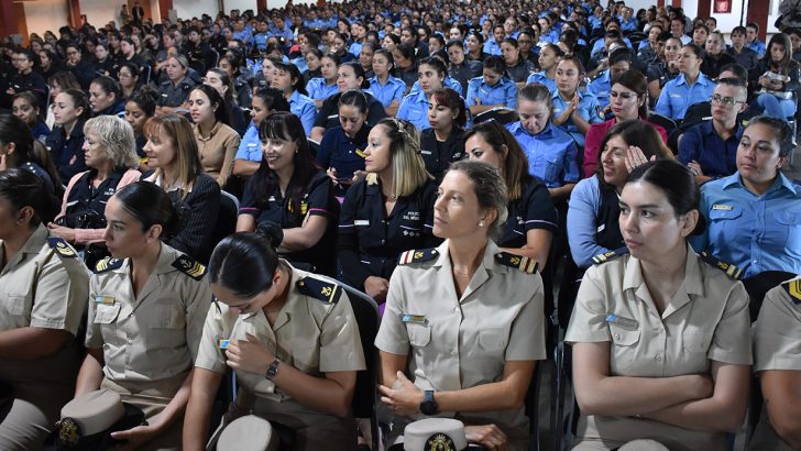 El gobierno propone una nueva ley de Policía que incluya a las mujeres