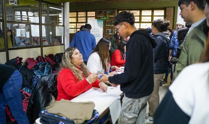 Neuquén: El municipio distribuyó 200 kits escolares, más indumentaria especial a estudiantes de la EPEA